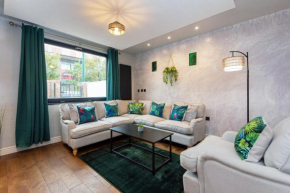 Spacious Cottage 3 Bedrooms with Free Private Parking in a Central Location